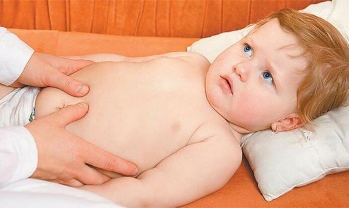 O neno está preocupado pola dor na articulación da cadeira causada pola epifisiólise